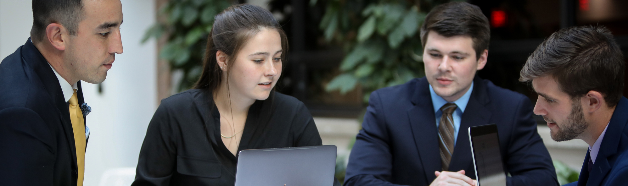 Accounting students working in Centro