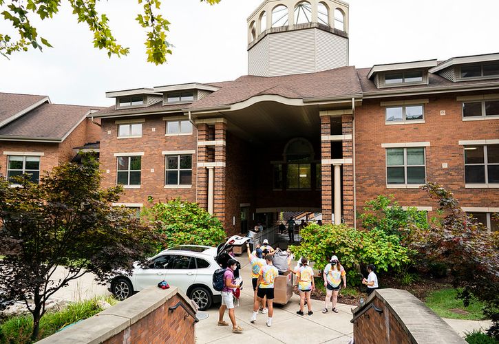 Week of Welcome members help students move in