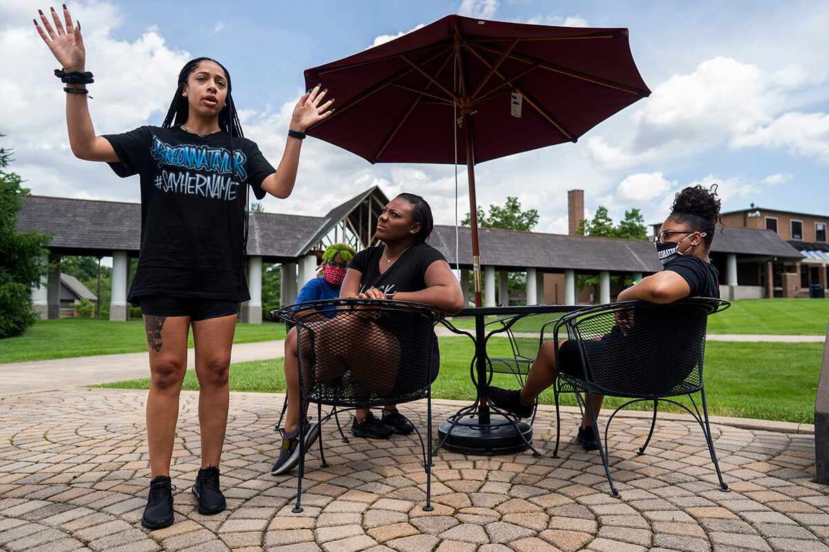 Kenna Mink addresses students prior to BLM protest